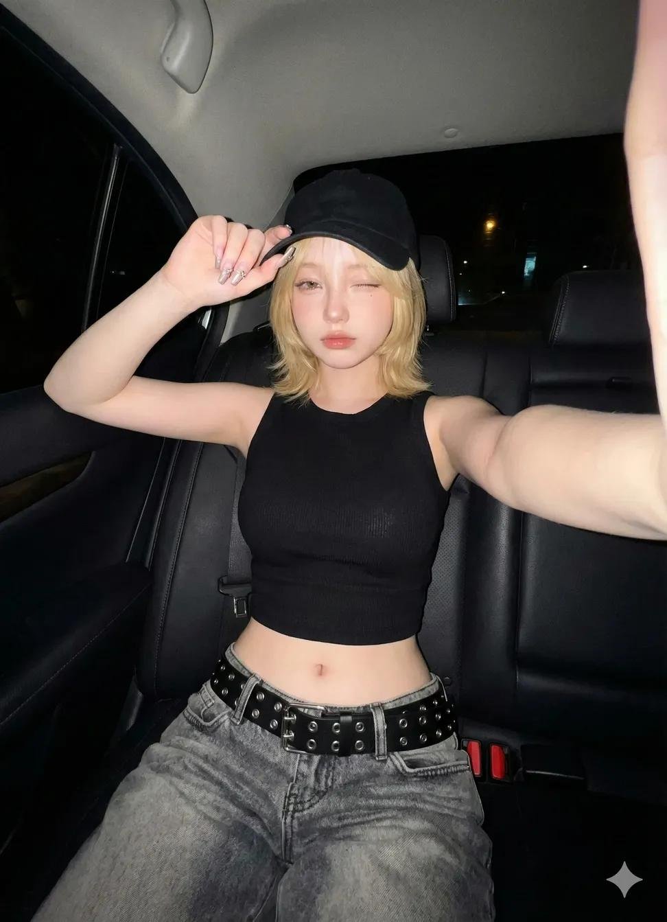 iPhone 17 Pro车内夜间自拍 - 蝴蝶剪发与低腰牛仔裤 - AI Image Prompt for Google Nano ...